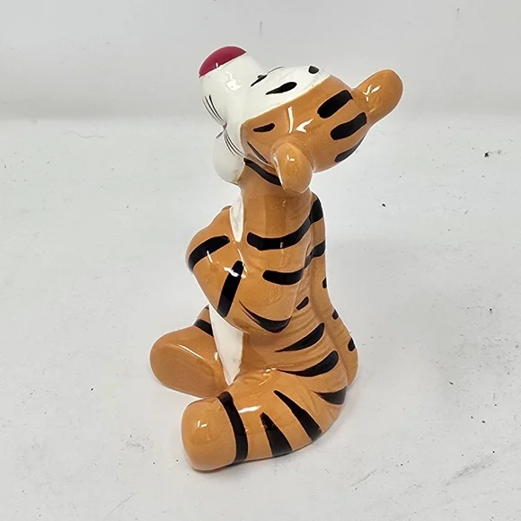 Vintage Walt Disney Productions Japan ceramic Tigger figurine collectible - Picture 4 of 6